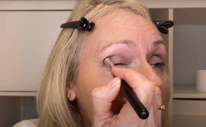 quick 2 minute makeup routine for older women, Applying eyeshadow