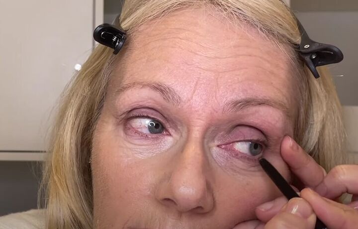 quick 2 minute makeup routine for older women, Applying eyeliner