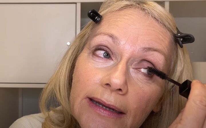 quick 2 minute makeup routine for older women, Adding mascara