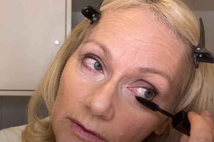 quick 2 minute makeup routine for older women, Applying mascara