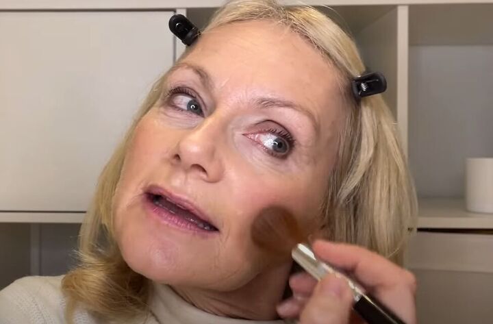 quick 2 minute makeup routine for older women, Adding bronzer