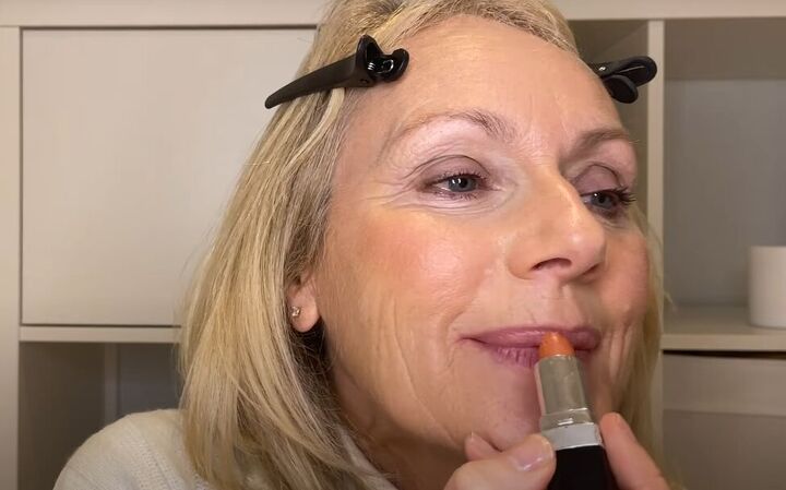 quick 2 minute makeup routine for older women, Adding lipstick