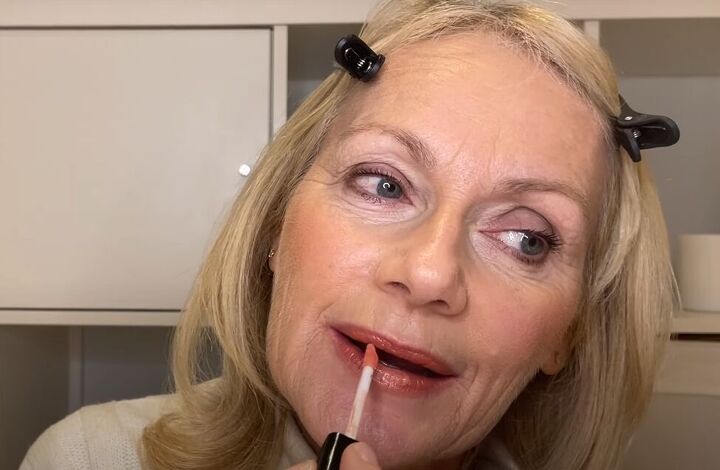 quick 2 minute makeup routine for older women, Adding lip gloss