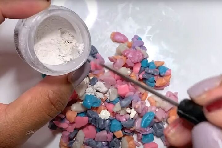 how to make rose quartz polymer clay earrings, Adding mica powder