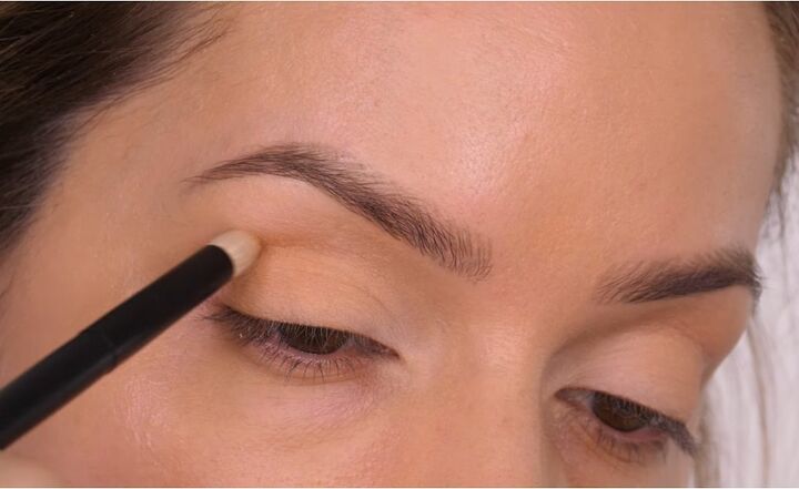 how to contour your eyes, Applying eyeshadow