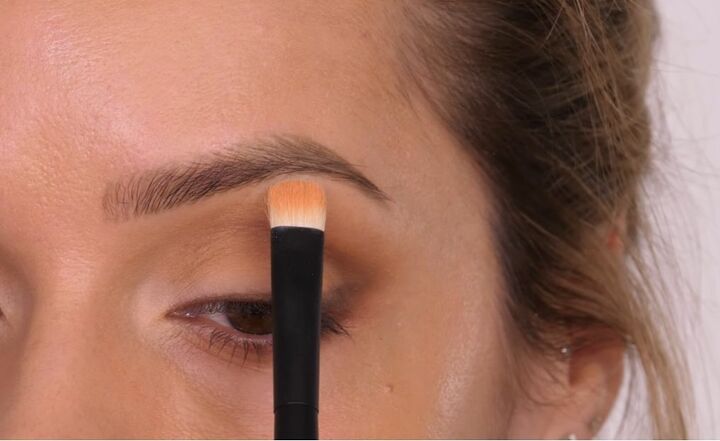 how to contour your eyes, Applying eyeshadow