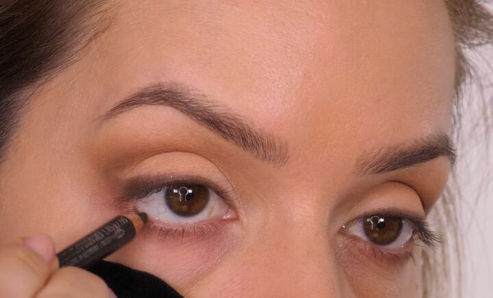 how to contour your eyes, Applying eyeliner