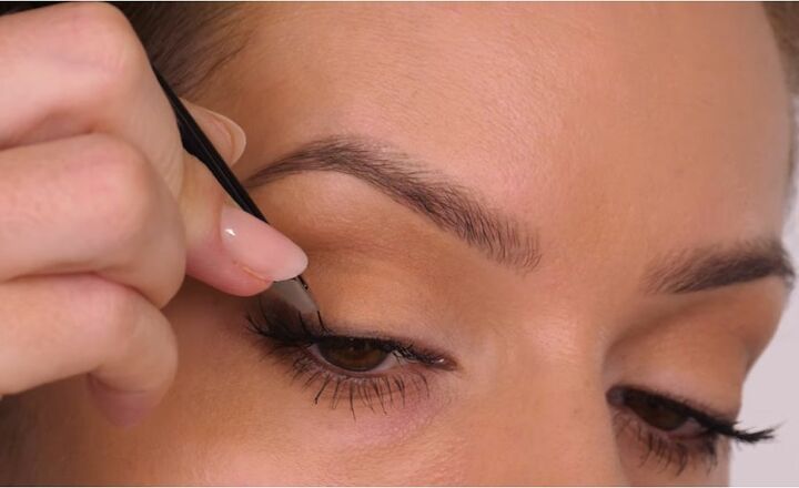how to contour your eyes, Apply false lashes