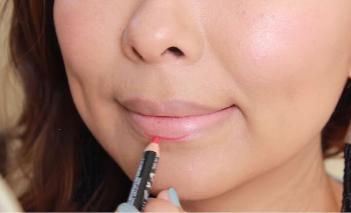 how to apply lipstick properly, Applying lip liner