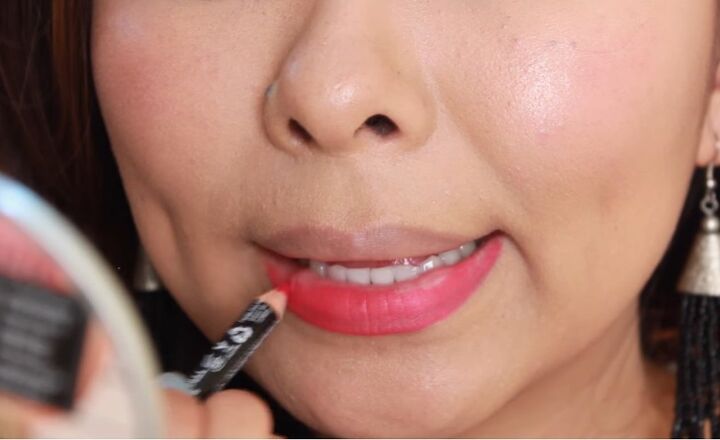 how to apply lipstick properly, Filling in the lips