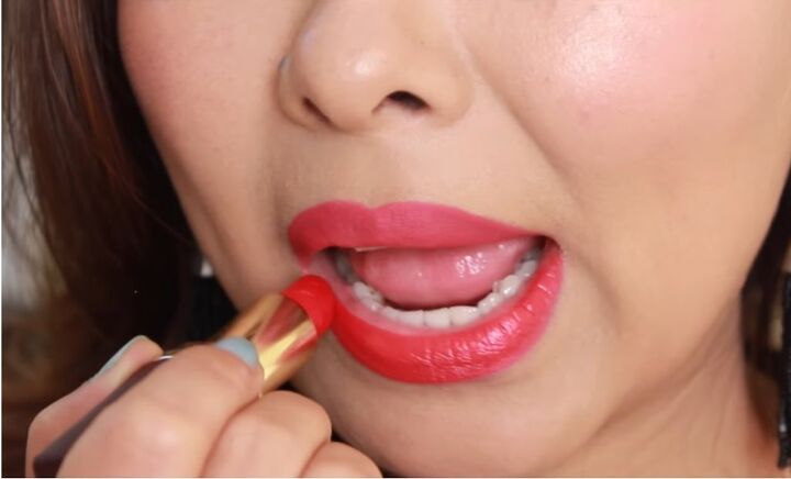 how to apply lipstick properly, Applying lipstick