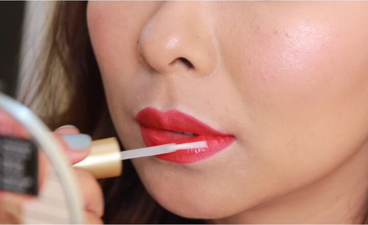 how to apply lipstick properly, Setting lips