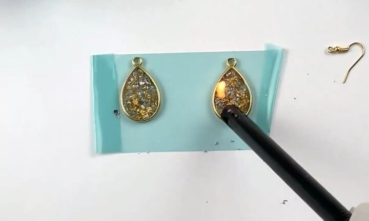 how to diy cute uv resin earrings, Adding heat