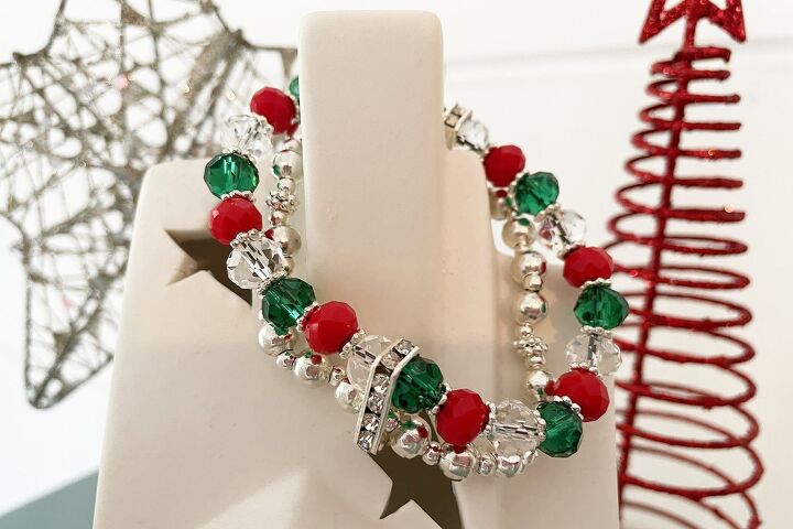 Christmas Strtech Christmas Double Stretch Bracelet Tutorial | Upstyle