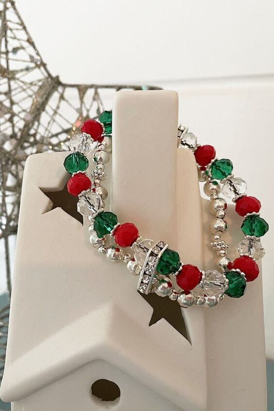 Christmas Strtech Christmas Double Stretch Bracelet Tutorial | Upstyle