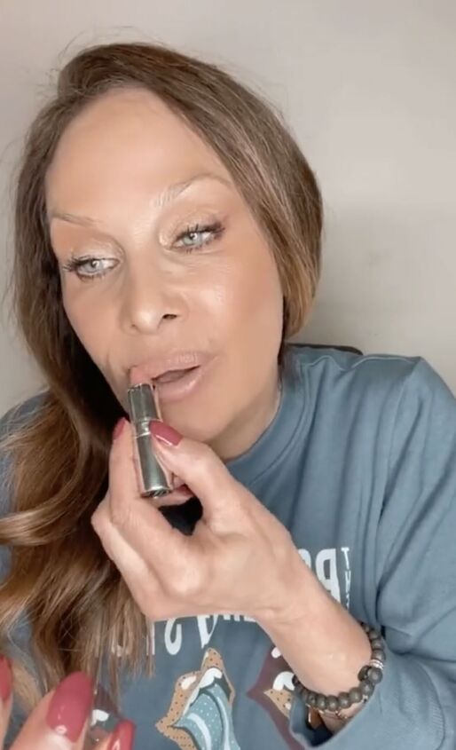 hack for making your lips look fuller with bronzer