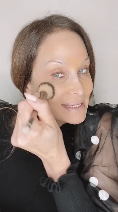 how to properly apply the foundation