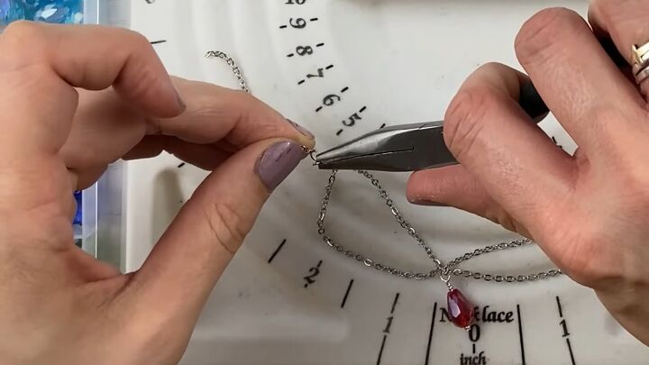 how to diy a cute 90 s choker necklace, Connecting the chains