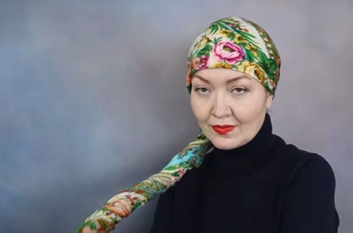 3 easy ways to style a russian shawl, Twisted headscarf
