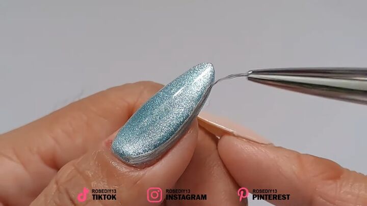 how to diy these awesome gel sea blue nails, Drawing line on nails