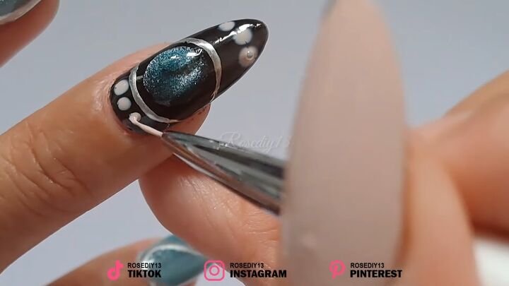 how to diy these awesome gel sea blue nails, Adding dots