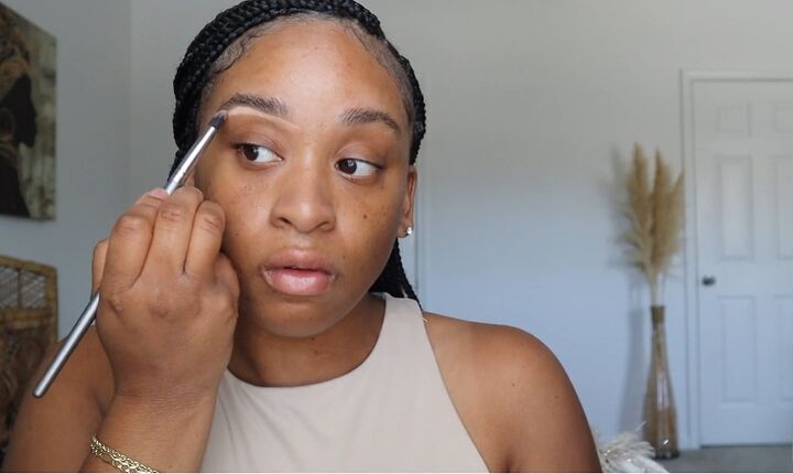 how to do a super easy natural glam makeup look, Applying concealer