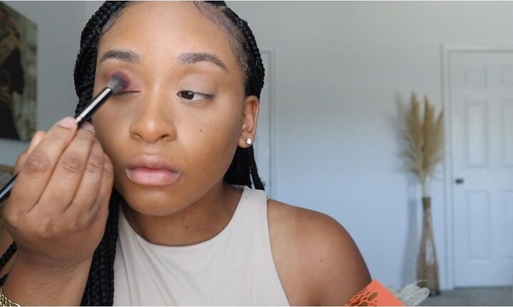 how to do a super easy natural glam makeup look, Applying eyeshadow
