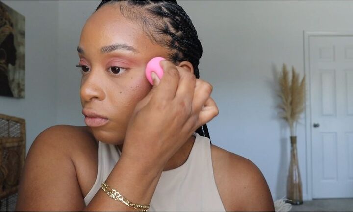 how to do a super easy natural glam makeup look, Applying blush