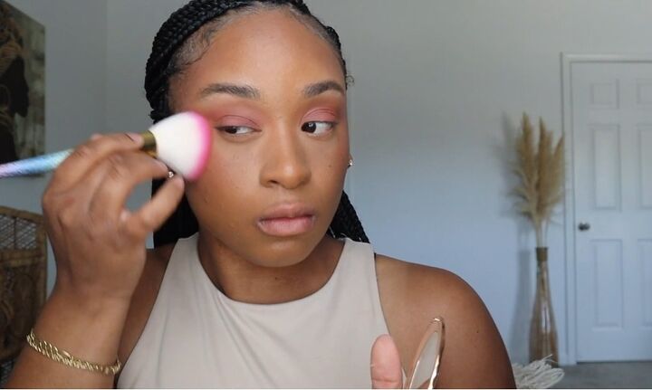how to do a super easy natural glam makeup look, Applying setting powder