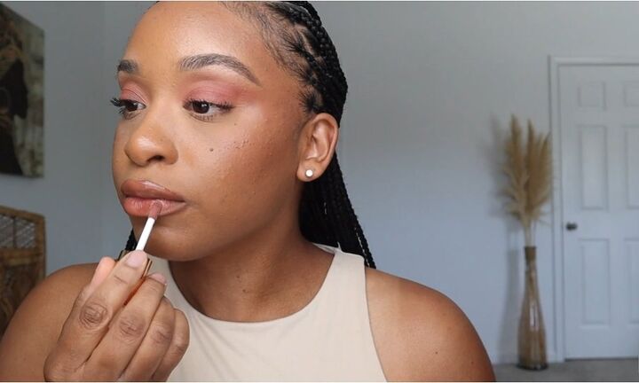 how to do a super easy natural glam makeup look, Applying lip gloss
