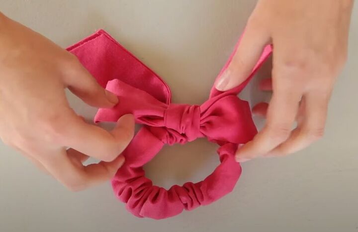 how to diy cute bow scrunchies, Attaching bow to scrunchie