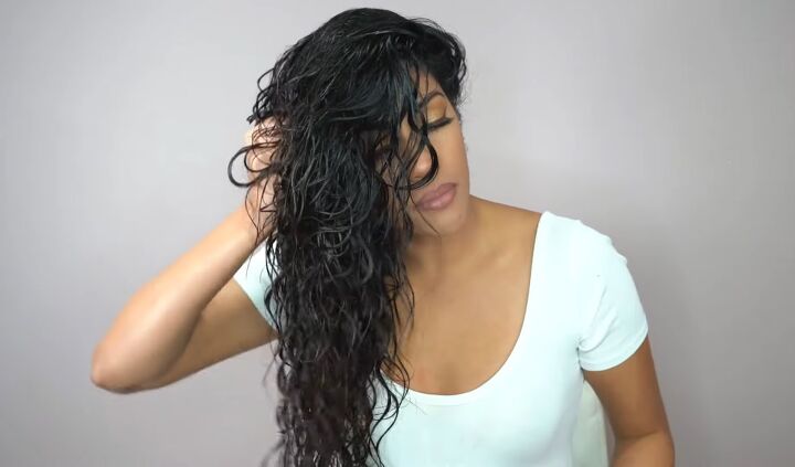 how to make and use a coconut oil and honey hair mask, Scrunching hair