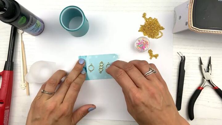 how to diy a cute resin bracelet, Adding the first drops of resin