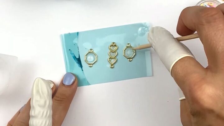 how to diy a cute resin bracelet, Popping bubbles