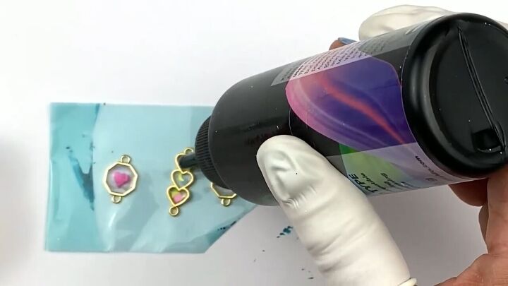 how to diy a cute resin bracelet, Adding more resin