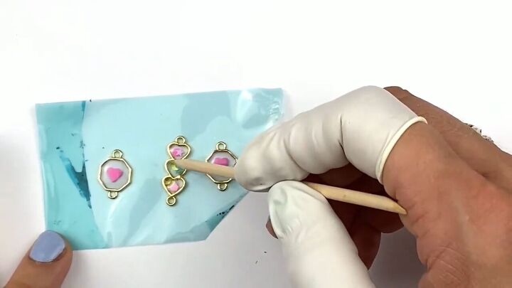 how to diy a cute resin bracelet, Removing bubbles
