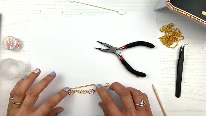 how to diy a cute resin bracelet, Finding middle of the chain