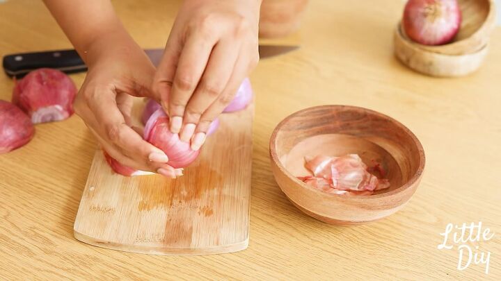3 ways to use onion for gorgeous hair, Peeling onions