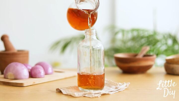 3 ways to use onion for gorgeous hair, Transferring the liquid