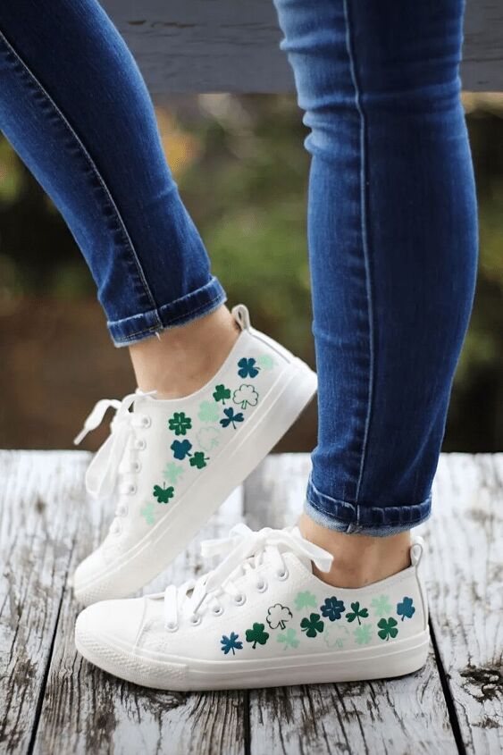diy shamrock shoes, St Patrick s Day Craft DIY Shamrock Shoes with Heat Transfer Vinyl a tutorial featured by Top US Craft Blog The Pretty Life Girls