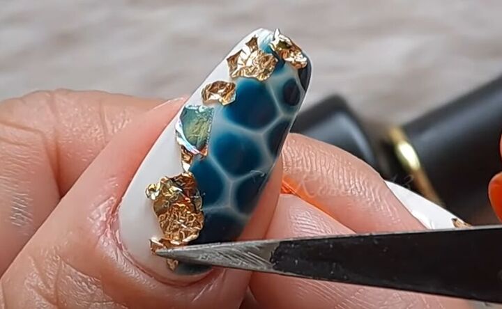 how to diy cute blue and gold tortoiseshell nails, Adding foil