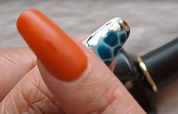 how to diy cute blue and gold tortoiseshell nails, Smoothing down foil