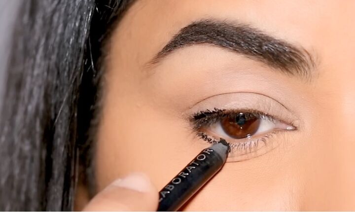 simple makeup tutorial for hooded eyes, Applying black eyeliner