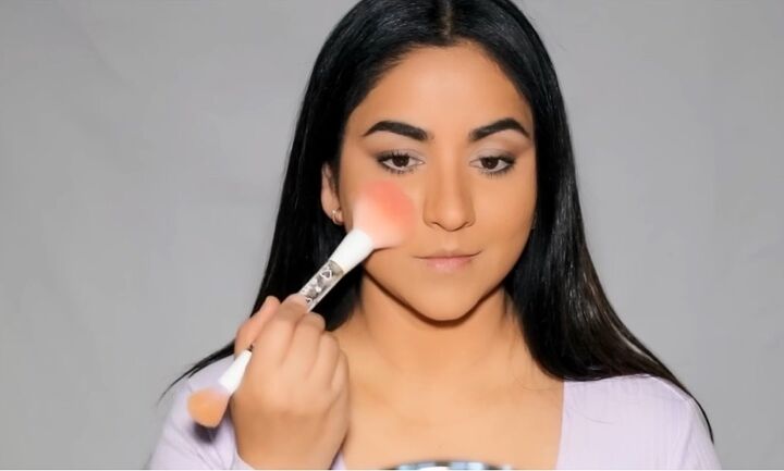 simple makeup tutorial for hooded eyes, Applying blush