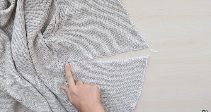 how to diy a super cute back twist sweater, Cleaning edges