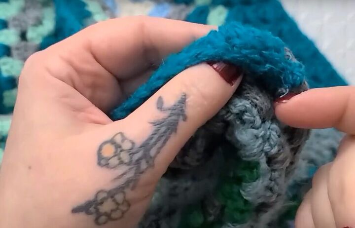 super easy thrift flip how to diy a cozy granny square scarf, Sewing edge