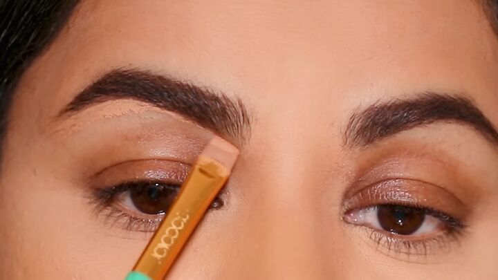 how to make your eyeshadow pop, Applying concealer