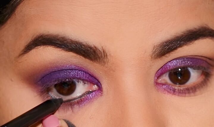 how to make your eyeshadow pop, Applying eyeliner