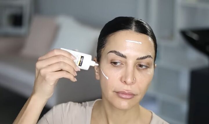 best clean girl makeup tutorial, Applying sunscreen