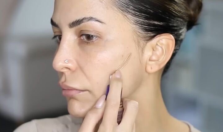 best clean girl makeup tutorial, Applying tinted moisturizer